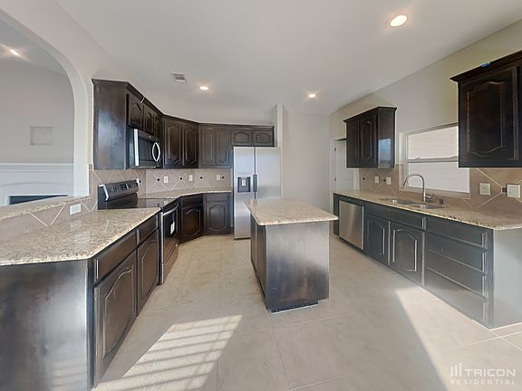 3rd image of 3021 San Fernando Dr