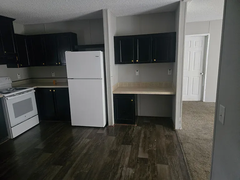 311 Merritt Ln — Photo 2