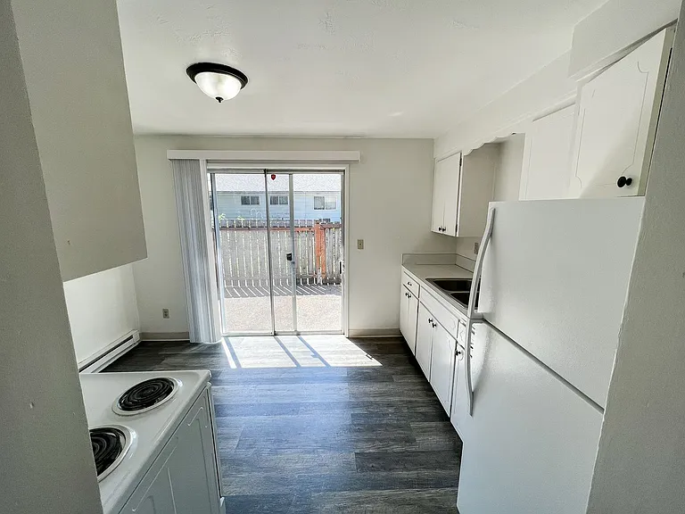 2512 Honeysuckle Way NE — Photo 7