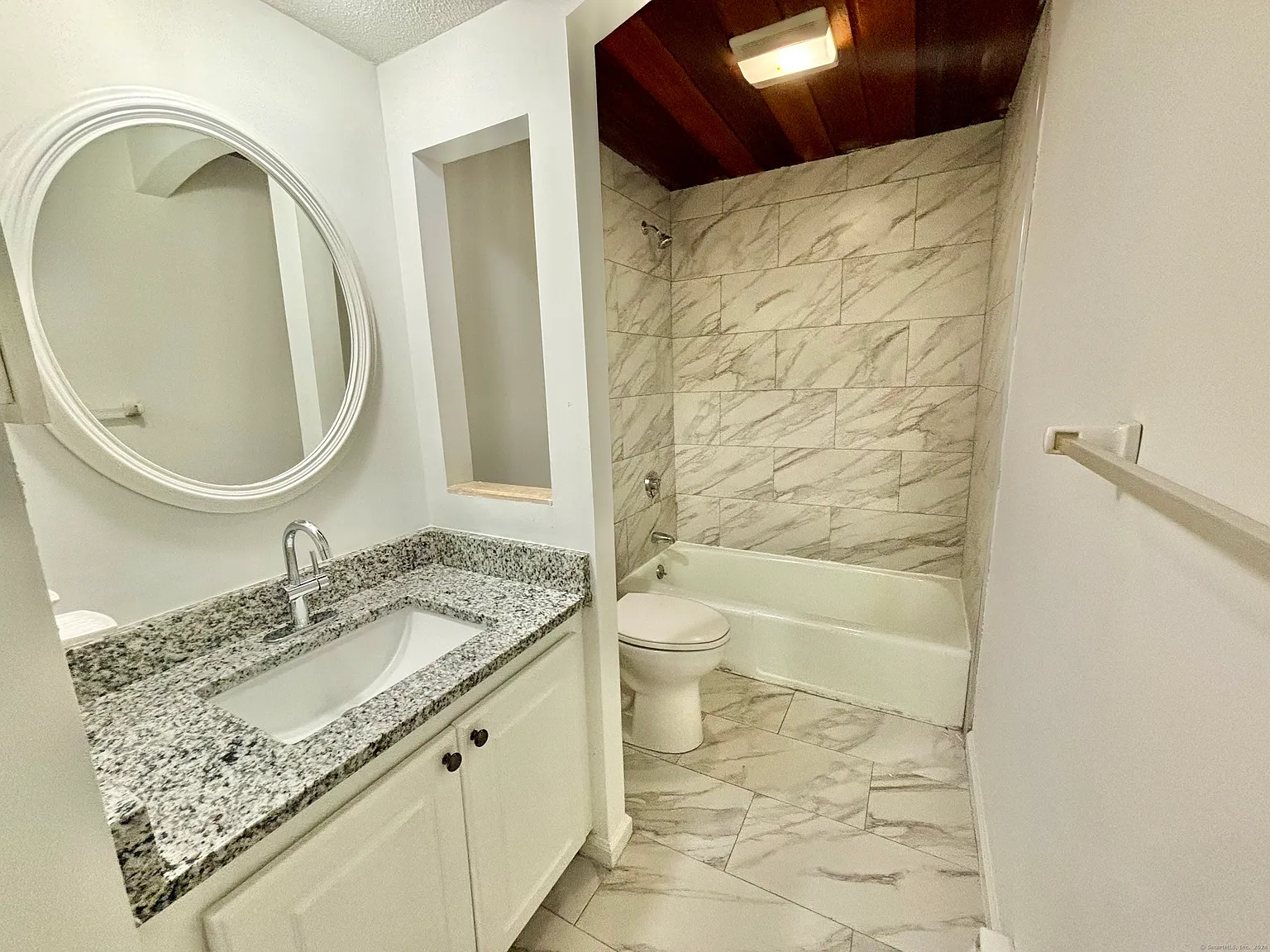 2 bed, 900 sqft, $1,900 — Photo 2