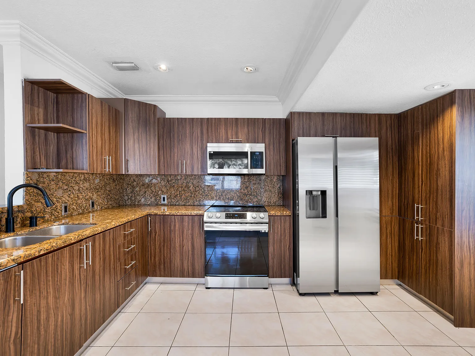 3 bed, 2.0 bath, 1940 sqft, $3,400 — Photo 3