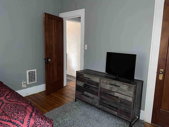 4th image of 122 Parkdale Ter