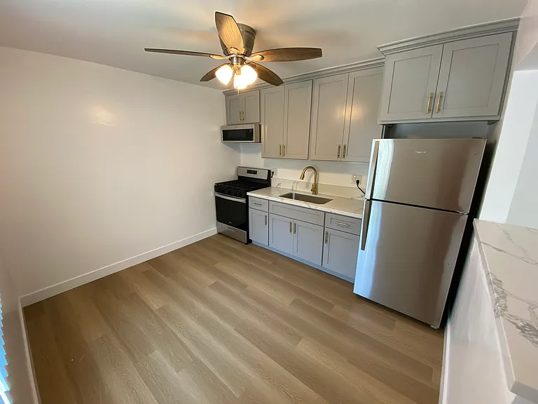 Sussex House Apartments — Photo 11