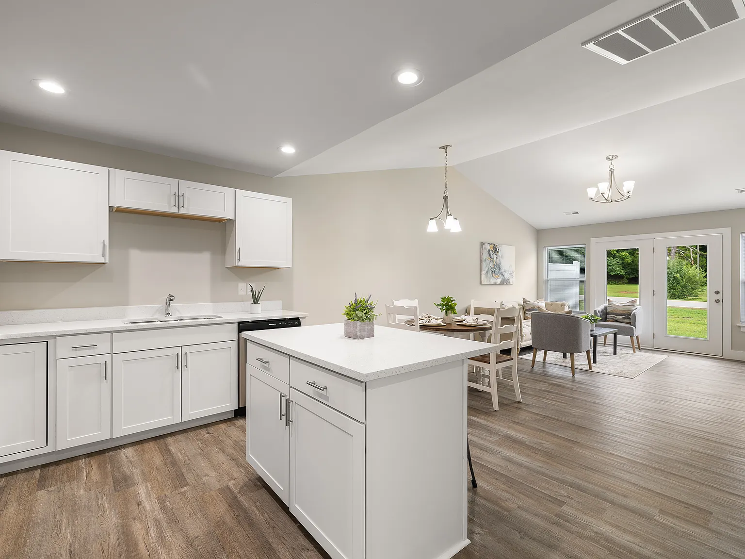 3 bed, 1217 sqft, $1,545 — Photo 3