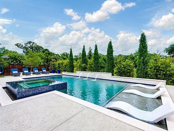4th image of 808 Lake Carillon Ln