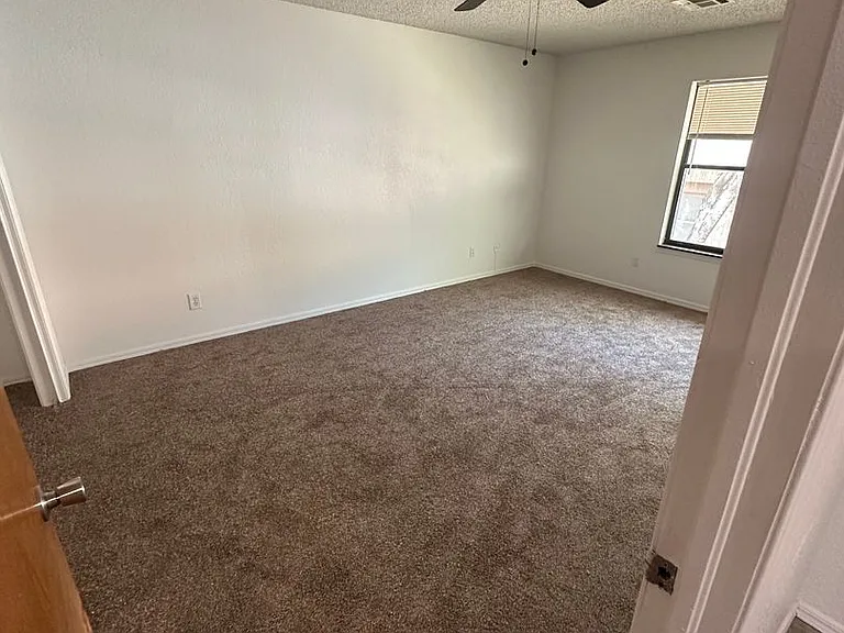 1300 N Rockwell Ave — Photo 20