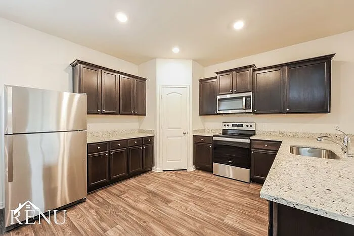 5 bed, 2.5 bath, 2543 sqft, $2,190 — Photo 4