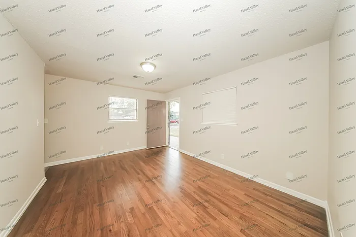 3 bed, 1.0 bath, 816 sqft, $1,150 — Photo 3