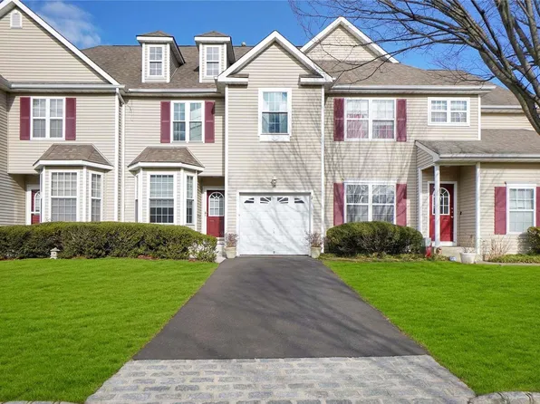 39 Avery Court #39, Nesconset, NY 11767