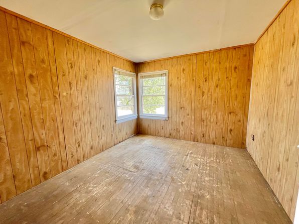 211 SE 6th St, Lockney, TX 79241