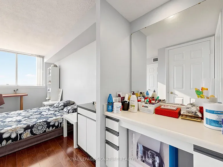 1360 Rathburn Rd E #1808 — Photo 16