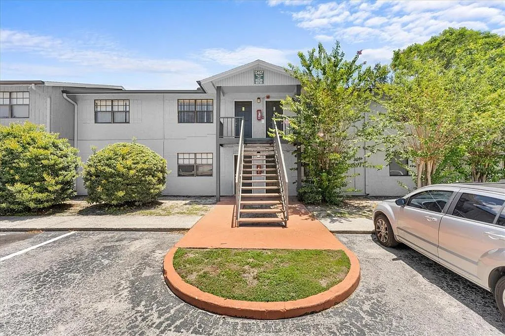 2 bed, 1.0 bath, 899 sqft, $1,350 — Photo 1