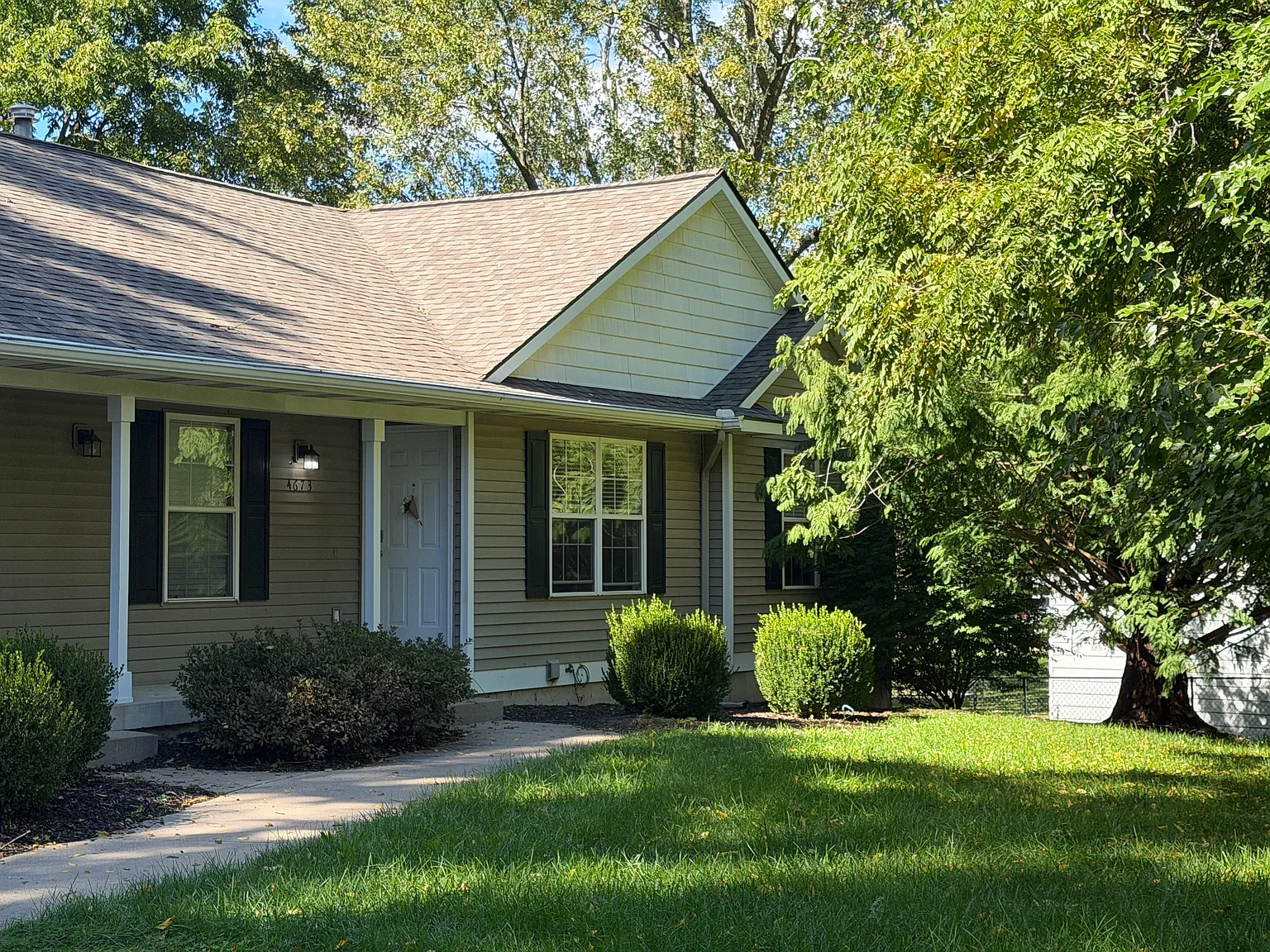 3 bed, 1900 sqft, $2,400 — Photo 2