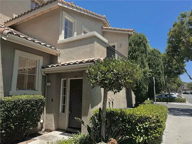 606 Larkridge — Photo 1