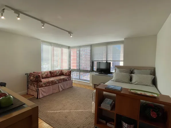 1500 Lexington Avenue image 1 of 14