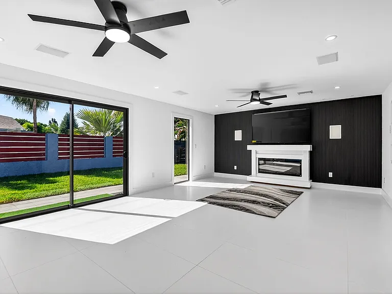 1410 Beta Ct N — Photo 32