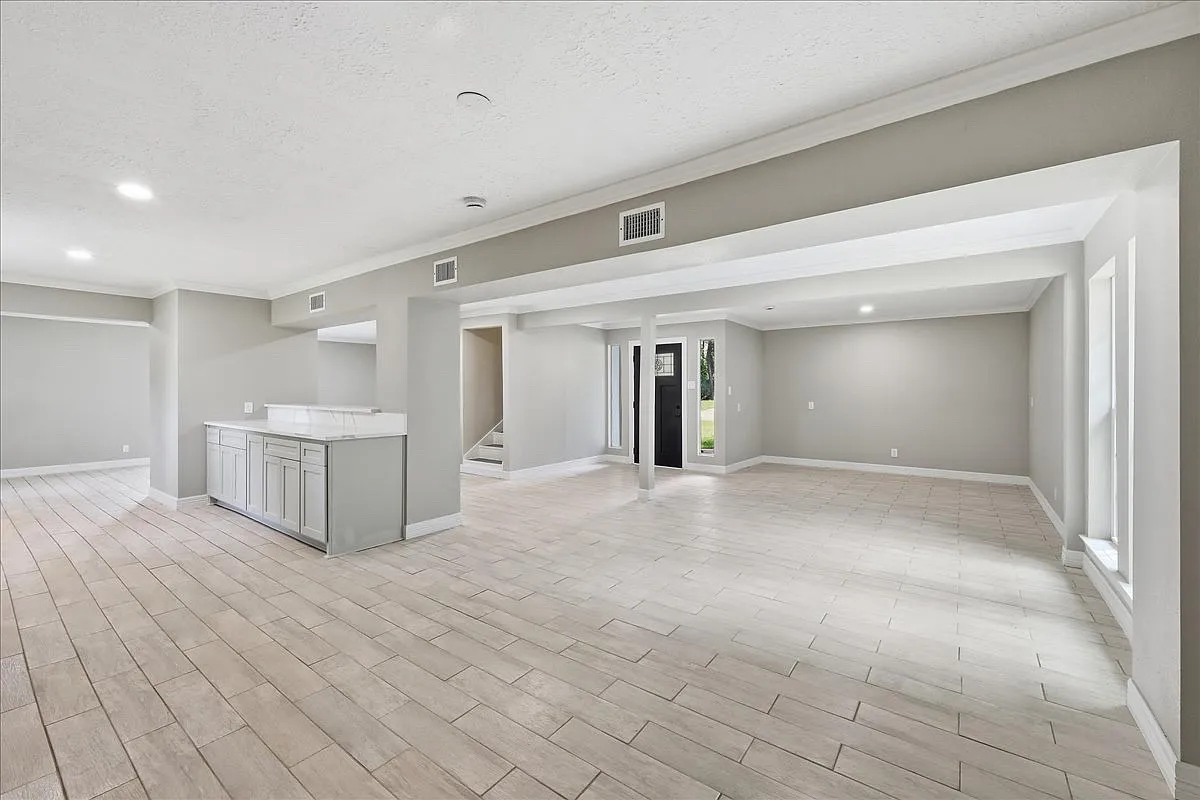 3 bed, 2.5 bath, 2704 sqft, $2,500 — Photo 3