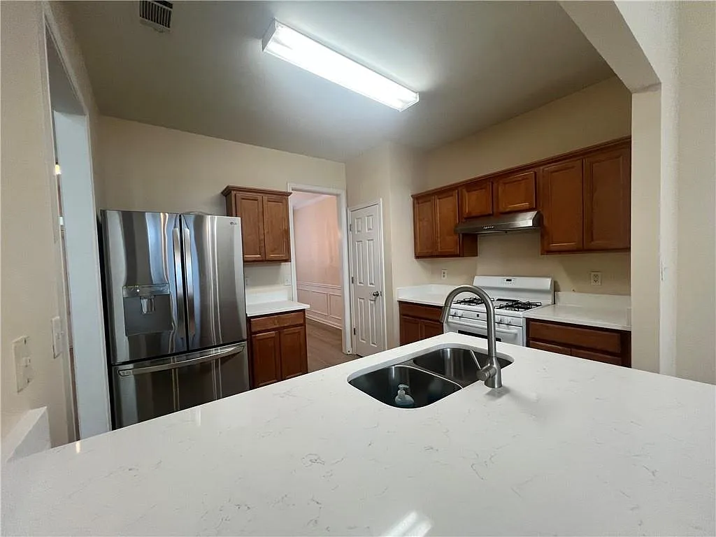 4 bed, 2.5 bath, 2505 sqft, $2,700 — Photo 4