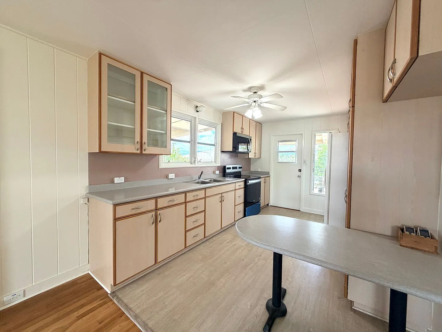 Newly Refreshed 3 Bedroom, 1.5 bathroom with Carport (Pearl City) — Photo 4