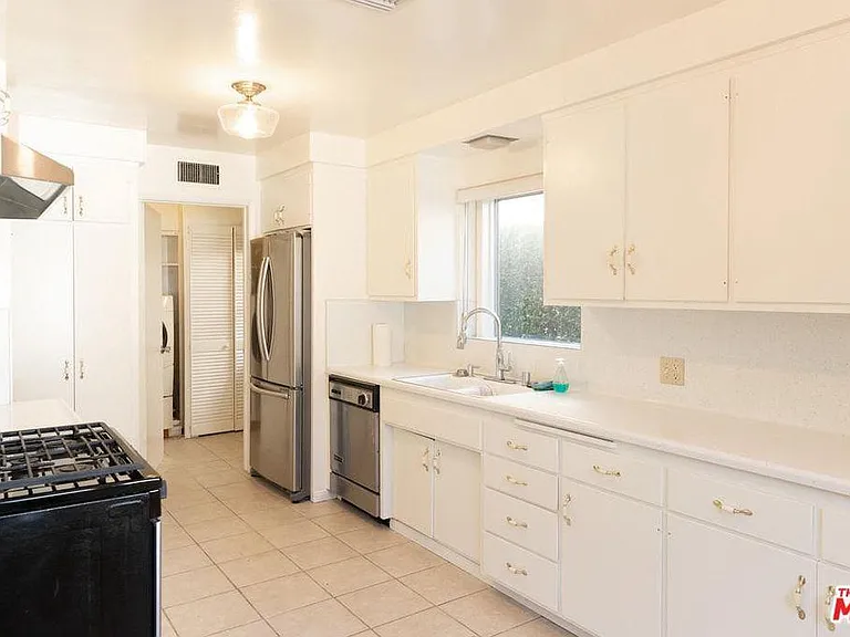 1240 Peck Dr — Photo 5