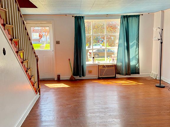 4th image of 2137 Devereaux Ave