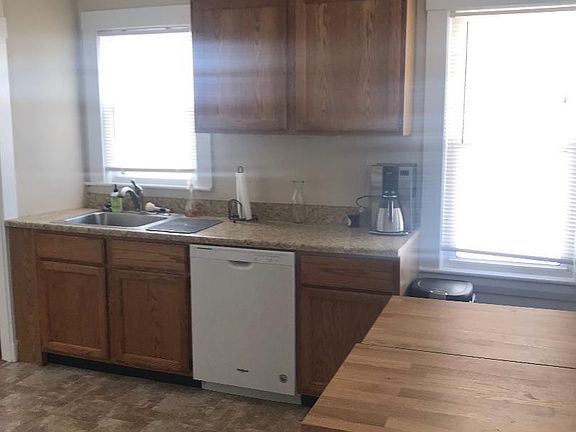Eat-In Kitchen w/ Dishwasher & Disposal
