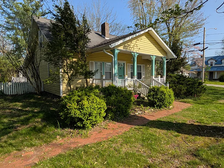 284 Clover Ave — Photo 2