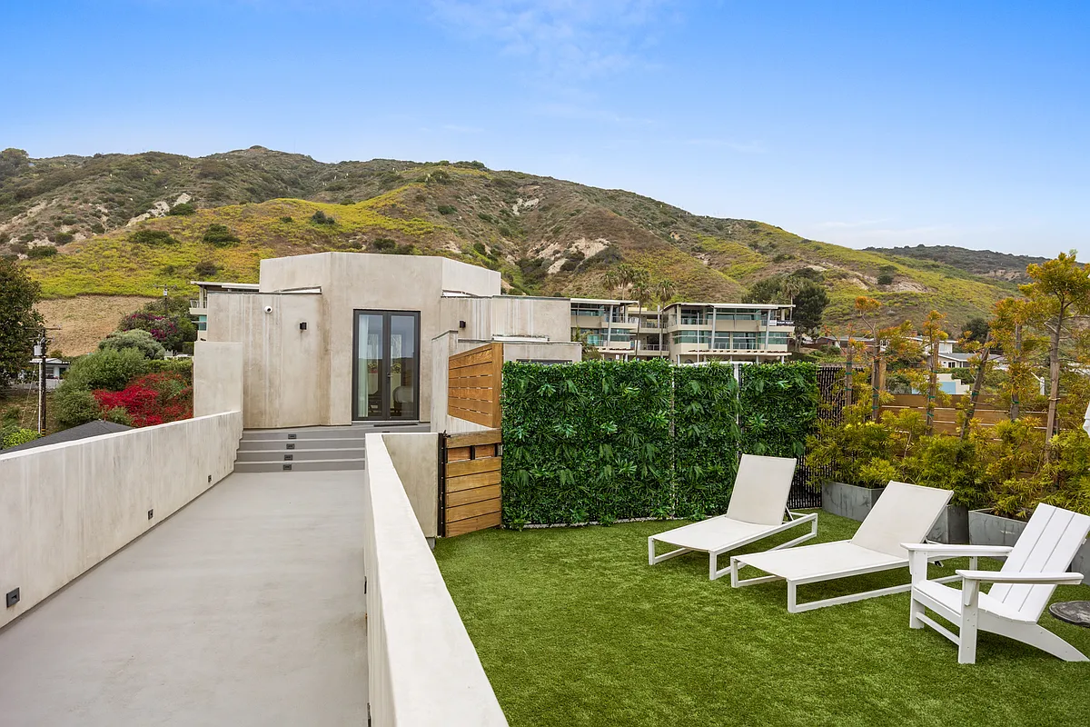 Unparalleled ocean views and luxurious loungers - the perfect setting for relaxation and rejuvenation. - 22640 Pacific Coast Hwy #16