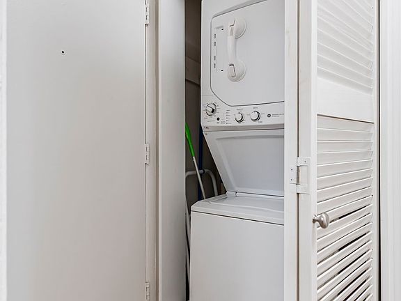 5th image of 4425 Westlawn Dr APT D102