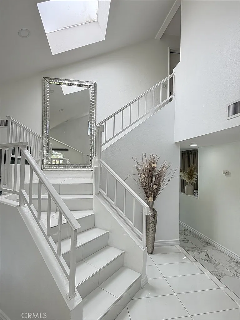 4 bed, 1956 sqft, $3,900 — Photo 2
