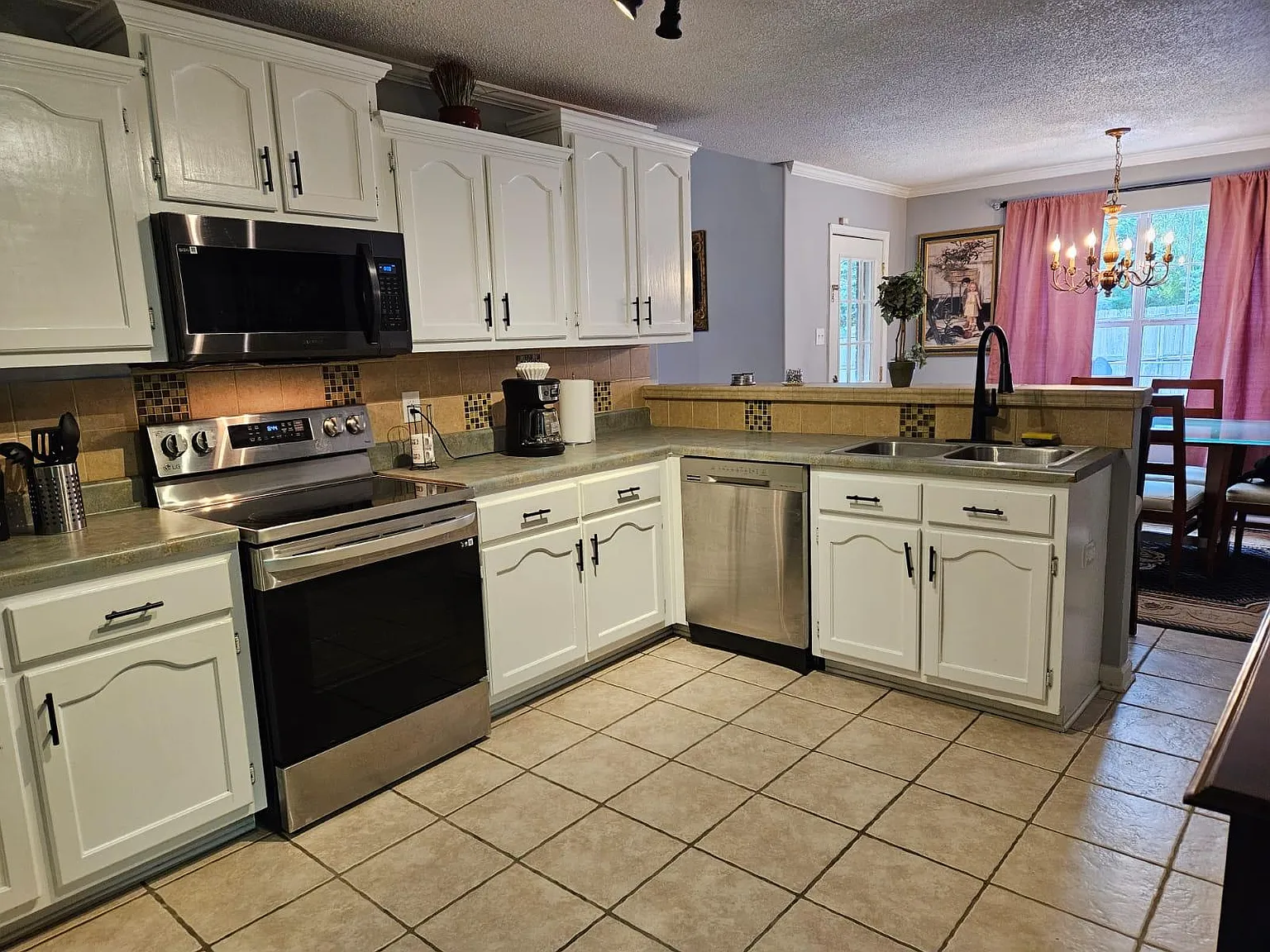 5 bed, 2.5 bath, 2750 sqft, $8,500 — Photo 3