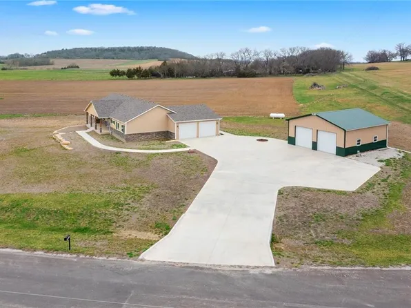 1746 N 1062nd Rd, Lawrence, KS 66046