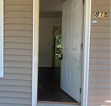 3rd image of 815 W Macqueen Ave