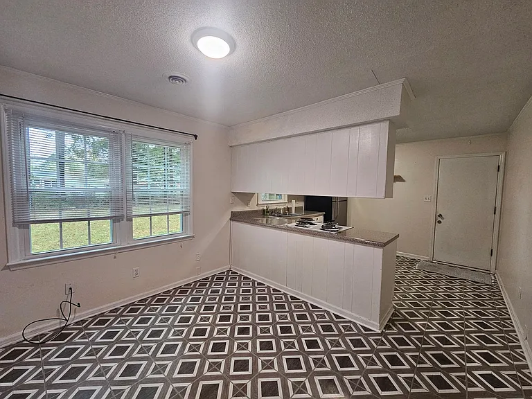308 Kenwood Dr — Photo 2
