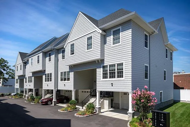 Fairfield Townhouse At Valley Stream — Photo 1