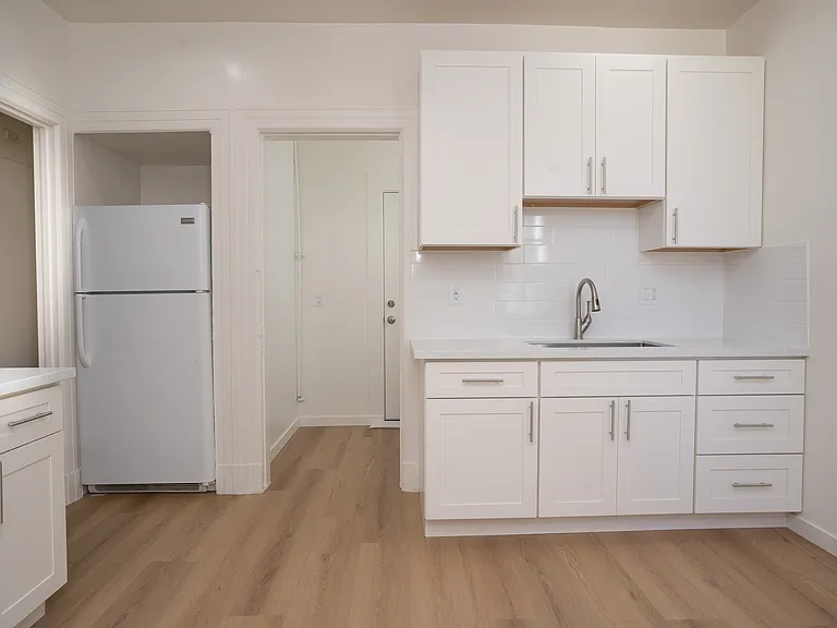1048 Montgomery St — Photo 12