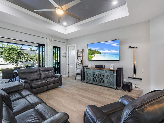 5th image of 3832 SW 20th Pl