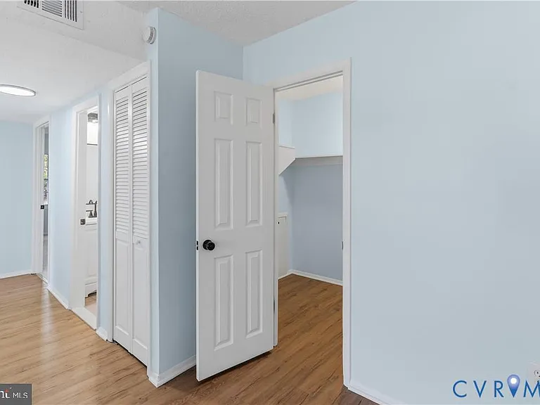 9207 Douglas St #201 — Photo 11
