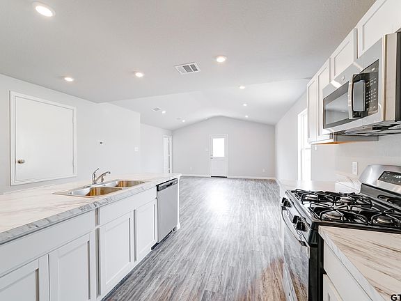 5th image of 302 Oak Valley Dr