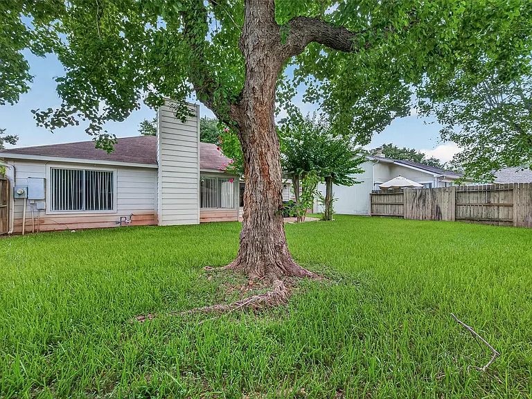 3918 Mill Rock Cir — Photo 35