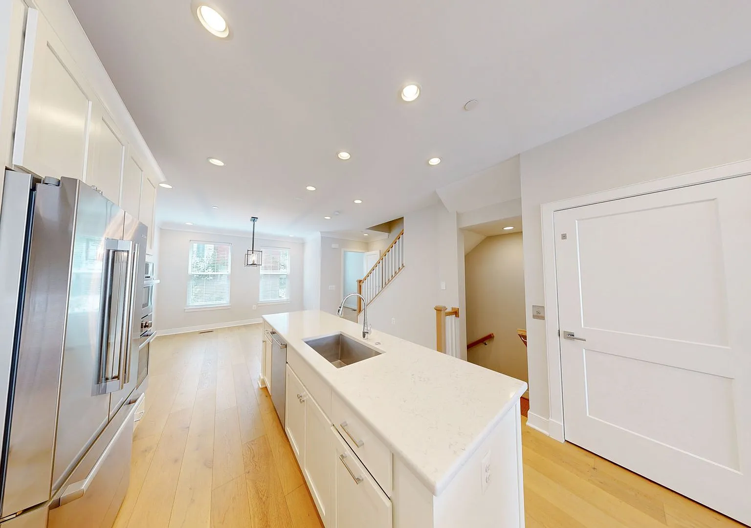 Fresh And Updated - 4 Level Elevator 4/4.5 Th — Photo 3