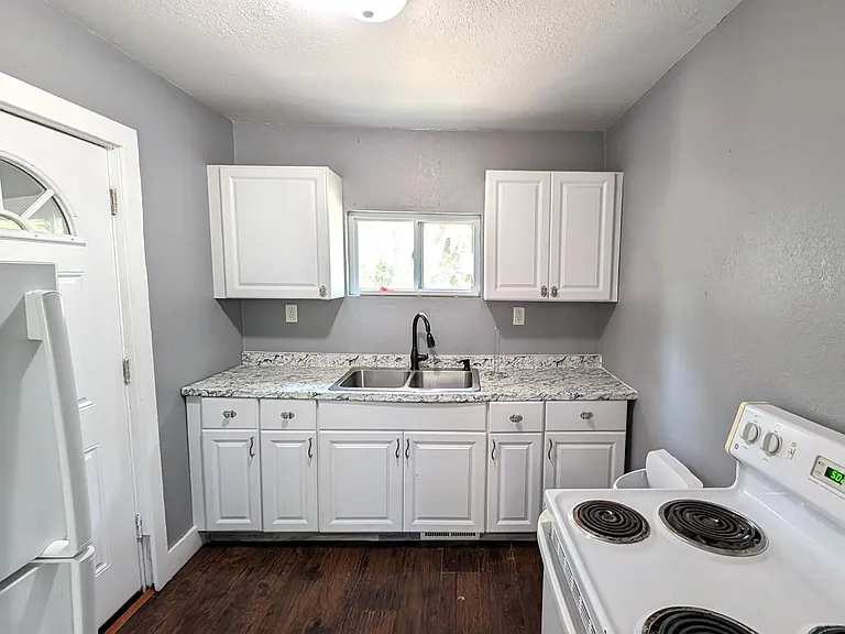3300 Glendale St — Photo 2