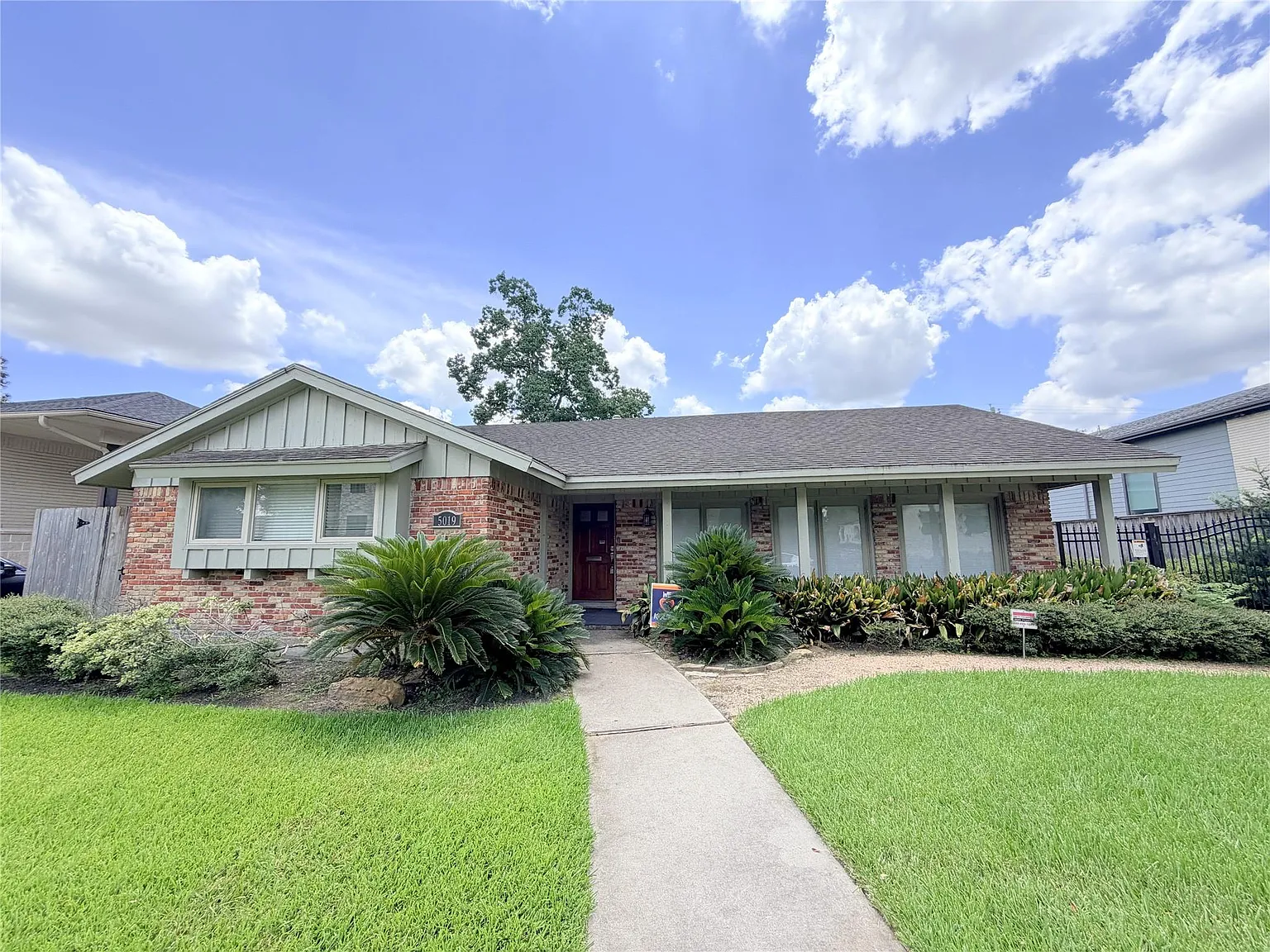 3 bed, 2.0 bath, 1833 sqft, $2,980 — Photo 2