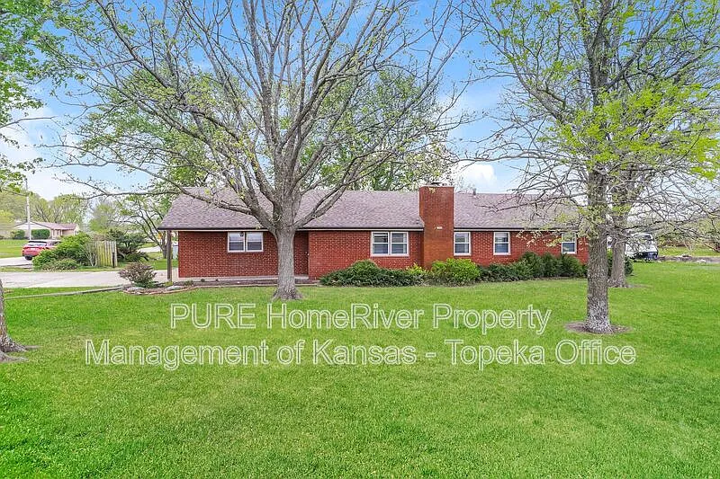 3 bed, 1.5 bath, 1910 sqft, $2,095 — Photo 1