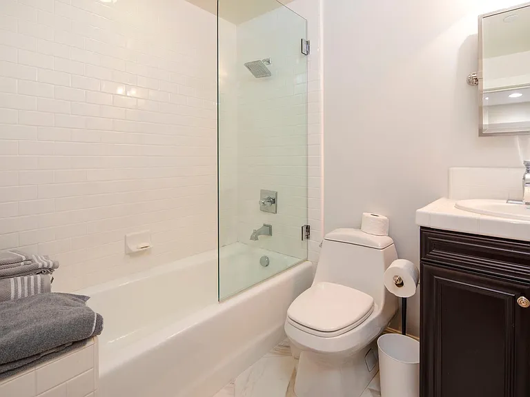 553 Stratford Ct — Photo 29