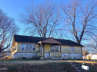 1114 Grove St, Carthage, MO 64836