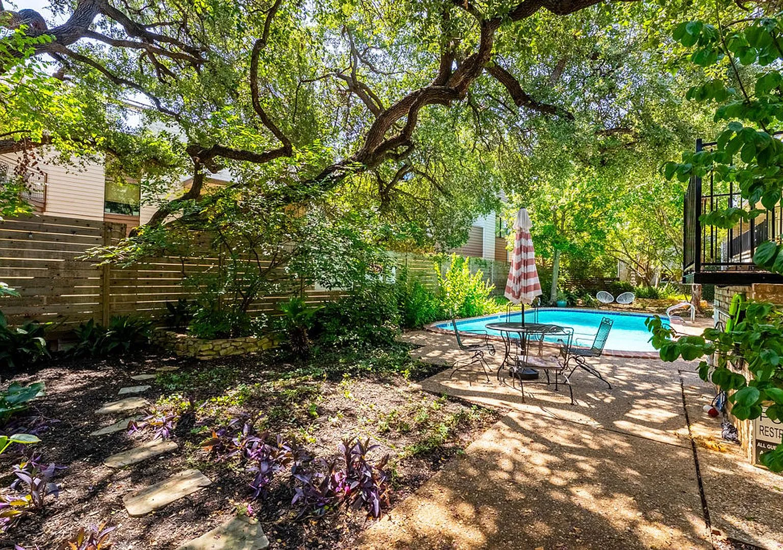 Beautiful 2 bedroom, 2 bathroom unit in West Austin — Photo 3