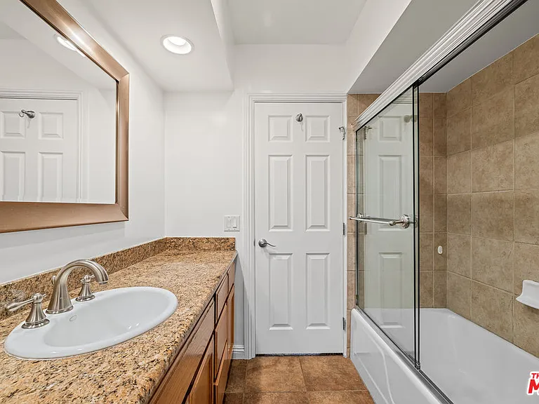 7560 Hollywood Blvd #109 — Photo 23