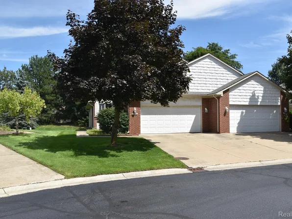 7960 Divot Dr, Waterford, MI 48327