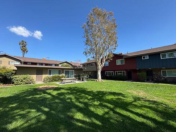 Green belt in front of the house, gym and BBQ is just steps away from the house